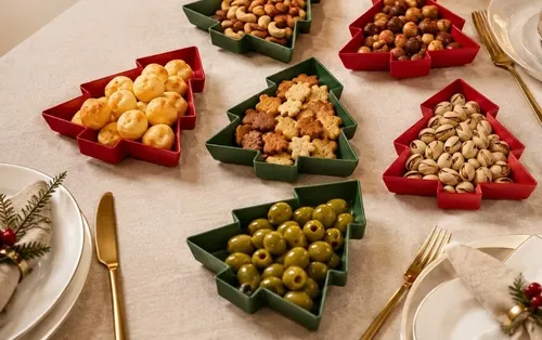 Petisqueiras em formato de árvore de Natal, vermelhas e verdes, na composição do catálogo AVRY.